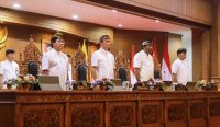 Plt. Bupati Badung I Ketut Suiasa saat menghadiri Rapat Paripurna Istimewa dalam rangka memperingati Hari Ulang Tahun (HUT) Ibu Kota Kabupaten Badung, Mangupura Ke-15, di Ruang Sidang Utama Gosana, DPRD Badung, Sabtu (16/11).