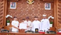 Pjs. Wali Kota Denpasar, I Dewa Gede Mahendra Putra saat mengikuti Sidang Paripurna ke-4 Masa Persidangan I DPRD Kota Denpasar, Kamis (31/10/2024). Foto: dok/Pemkot Denpasar
