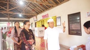 Wayan Koster saat menggunakan hak pilihnya di TPS 1 Desa Sembiran, Tejakula Buleleng. Sumber: dok/tim