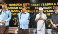 Foto: Kedua Paslon Pilgub Bali, Mulia-PAS (Kiri) dan Koster-Giri (Kanan) Usai Pelaksanaan Debat Ketiga. Sumber: Komang Ari/Wacana Bali.