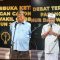 Foto: Kedua Paslon Pilgub Bali, Mulia-PAS (Kiri) dan Koster-Giri (Kanan) Usai Pelaksanaan Debat Ketiga. Sumber: Komang Ari/Wacana Bali.