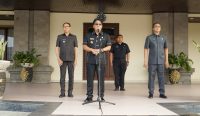 Bupati Badung Nyoman Giri Prasta didampingi Wabup Ketut Suiasa dan Pj. Sekda IB. Surya Suamba memberikan pengarahan saat apel pagi bersama di Lapangan Puspem Badung, Senin (25/11).