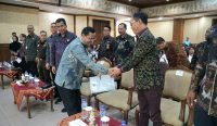 Plt. Bupati I Ketut Suiasa bersama Pj. Sekda IB. Surya Suamba menghadiri acara penilaian Implementasi Indikator Kabupaten/Kota Antikorupsi tahun 2024 di Ruang Kertha Gosana, Puspem Badung, Selasa (5/11)