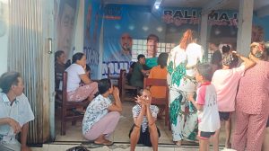 Foto: Pembagian sembako kepada masyarakat oleh salah satu paslon peserta pemilu (wacanabali/istimewa)