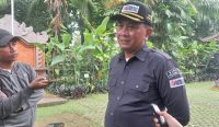 Foto: Ketua Bawaslu Bali I Putu Agus Tirta Suguna saat Diwawancarai Usai Apel Siaga Masa Tenang Pilkada Bali, Minggu (24/11/24). Sumber: Komang Ari/Wacana Bali.