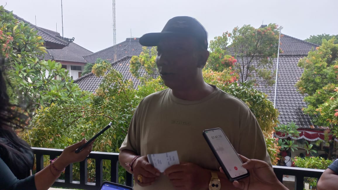 Foto: Kadisdikpora Kota Denpasar Anak Agung Wiratama saat Diwawancara Awak Media di SDN 17 Dangin Puri, Denpasar, Sabtu (21/12/24). Sumber: Komang Ari/Wacana Bali.