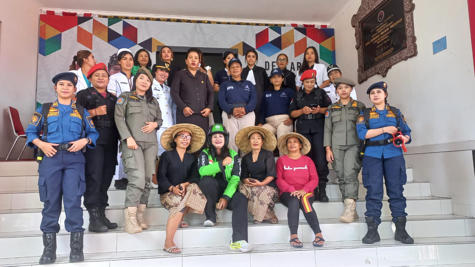 Foto: Peserta Fashion Show dalam Puncak Perayaan Hari Ibu "Perempuan Berdaya, Indonesia Raya" di Kantor DPD PDIP Bali, Jumat (27/12/24). Sumber: Komang Ari/Wacana Bali.