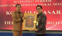 Foto: Wakil Wali Kota Denpasar saat menerima penghargaan IKPD di Jakarta Pusat. Sumber: Ist.