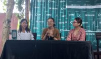 Foto: Pasthika Maya (Kiri), Annisa Fauziah (Tengah), dan Ivana Puspita (Kanan) dalam Jumpa Pers Sustainable Fashion Fest 2024, Sabtu (30/11/24) di Denpasar. Sumber: Komang Ari/Wacana Bali.