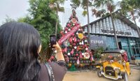 Foto: Pohon Natal Unik dari Helm Bekas Tentara. Sumber: Komang Ari/Wacana Bali.