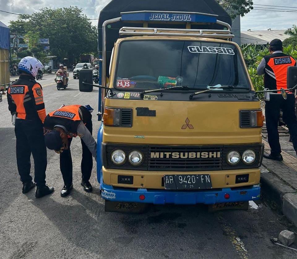 Proses pengamanan kendaraan yang parkir liar di Jalan Mahendradata-Cargo Denpasar. Foto: dok/Pemkot Denpasar