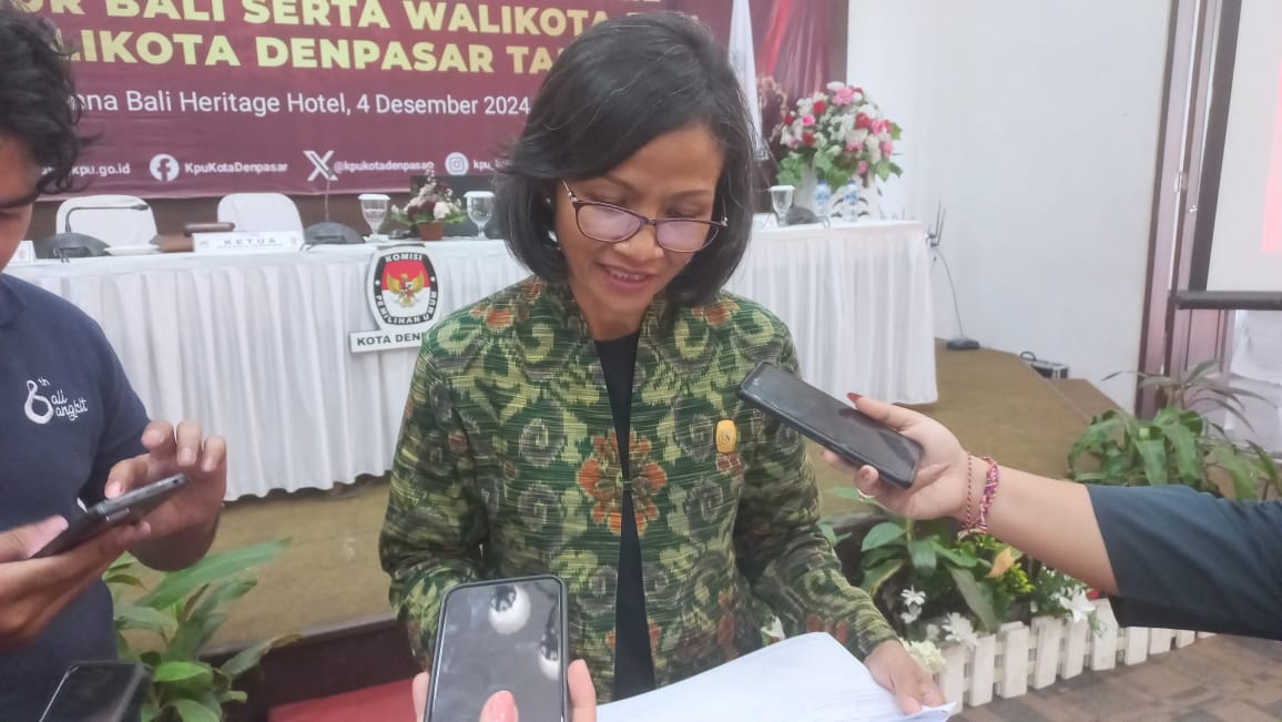 Foto: Ketua KPU Denpasar Dewa Ayu Sekar Anggaraeni saat Diwawancarai Awak Media di Denpasar, Rabu (4/11/24). Sumber: Komang Ari/Wacana Bali.