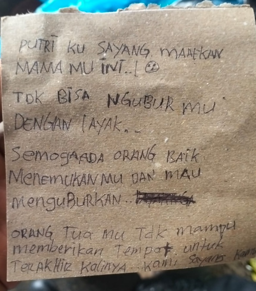 Foto: Surat wasiat yang ditinggalkan orang tua atau pembuang bayi perempuan di Mengwi. Sumber: Ist.