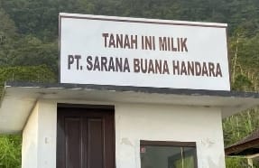 Pemasangan Plang PT. Sarana Buana Handara di Atas lahan berstatus tanah negara di Desa Pancasari Buleleng.