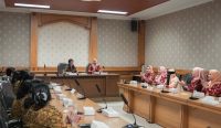Plt. Ketua DWP Badung Nyonya Oliviana Surya Suamba saat menerima Ketua DWP Kabupaten Konawe Kepulauan, Israwati Cecep dan rombongan DWP Kabupaten Konawe Kepulauan, Provinsi Sulawesi Utara di Balai Budaya Giri Nata Mandala, Puspem Badung, Selasa (17/12).