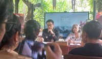 Foto: Wakil Wali Kota Denpasar I Kadek Agus Arya Wibawa (Kiri) dan Kadispar Denpasar Ni Luh Putu Riyastini dalam Jumpa Pers yang dilaksanakan di Warung Jumpa Kopi, Jalan Kaliasem, Jumat (20/12/24). Sumber: Komang Ari/Wacana Bali.