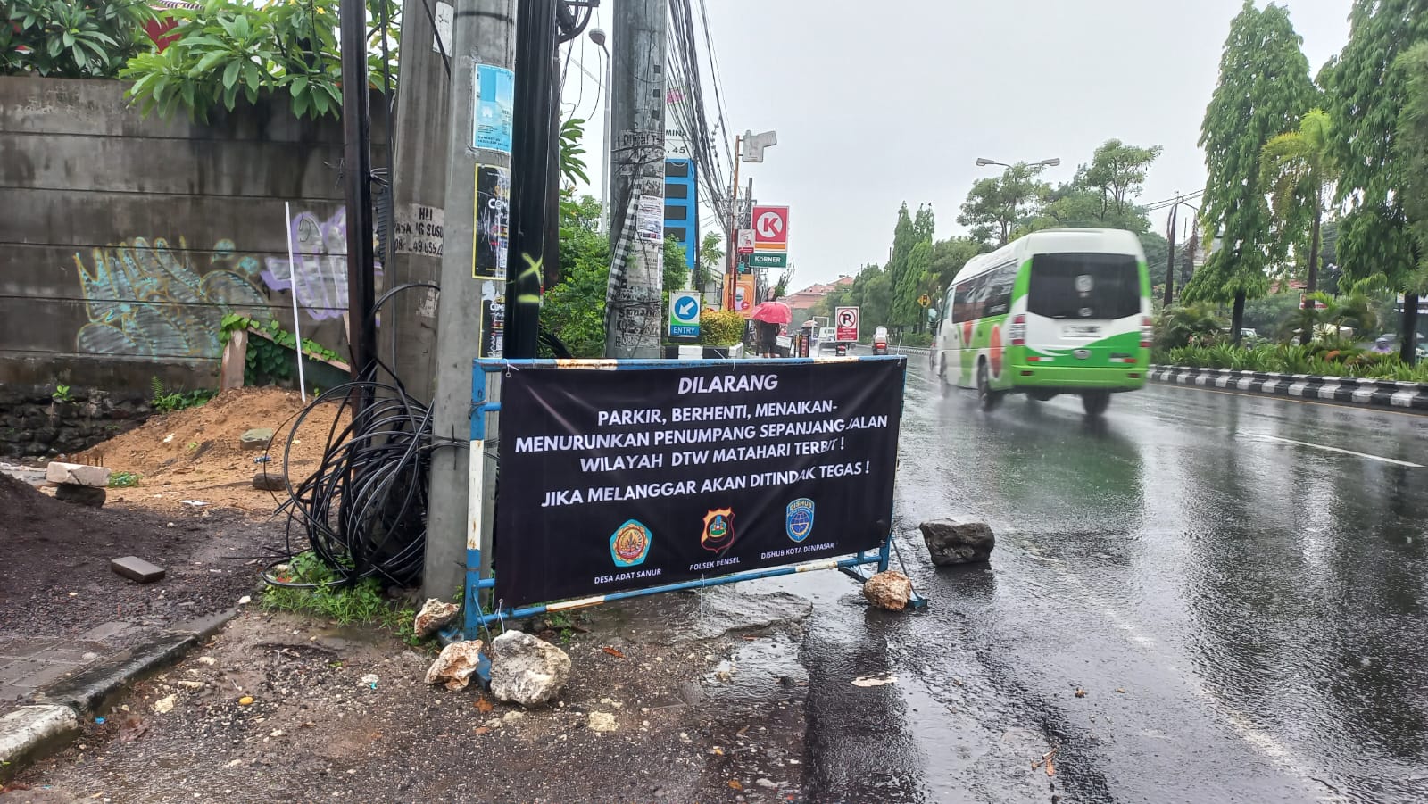 Foto: Banner yang Dipasang Sepanjang Jalan Menuju Pelabuhan Sanur.