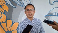 Foto: Ketua Sekretariat Koalisi Bali Emisi Nol Bersih, Sofwan Hakim saat diwawancarai di Denpasar, Jumat (24/1/25). Sumber: Komang Ari (Wacanabali.com).