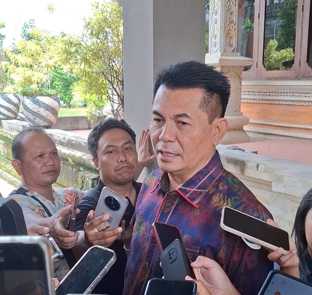 Foto: Ketua DPRD Bali Dewa Made Mahayadnya saat ditemui di Kantor DPRD Bali, Senin (13/1/25). Sumber: Komang Ari/Wacana Bali.