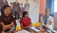 Foto: Ketua KPAD Bali Ni Luh Gede Yastini (tengah) saat memaparkan laporan KPAD Bali tahun 2024 di Denpasar, Jumat (17/1/25). Sumber: Komang Ari/Wacana Bali.