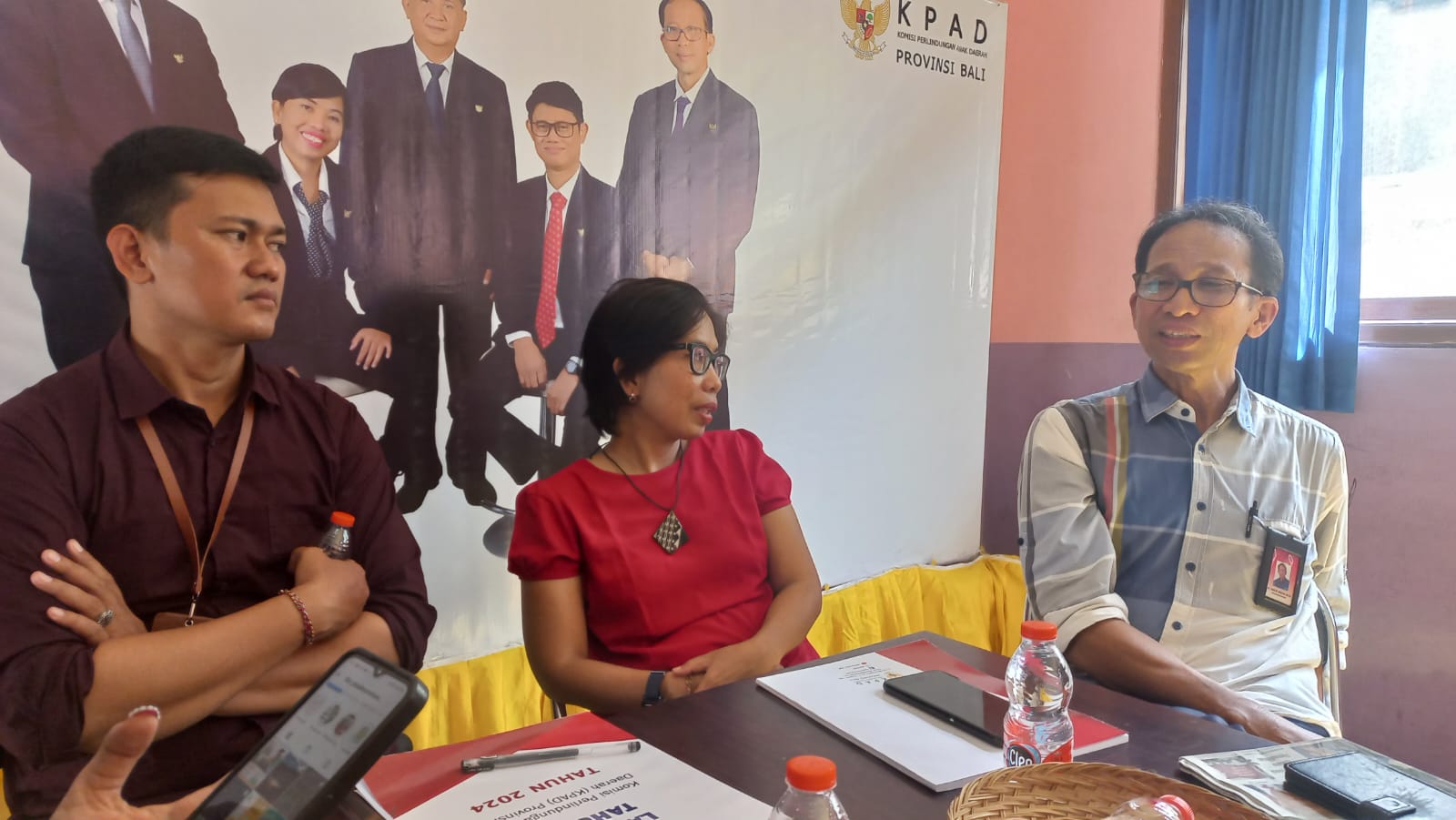 Foto: Ketua KPAD Bali Ni Luh Gede Yastini (tengah) saat memaparkan laporan KPAD Bali tahun 2024 di Denpasar, Jumat (17/1/25). Sumber: Komang Ari/Wacana Bali.