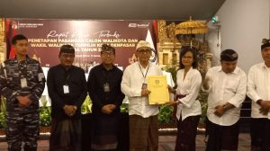 Foto: Penyerahan Berita Acara (BA) dan salinan Surat Keputusan (SK) kepada pasangan calon terpilih di Sanur, Denpasar, Bali pada Kamis (9/1/2025). Sumber: Komang Ari/Wacana Bali.