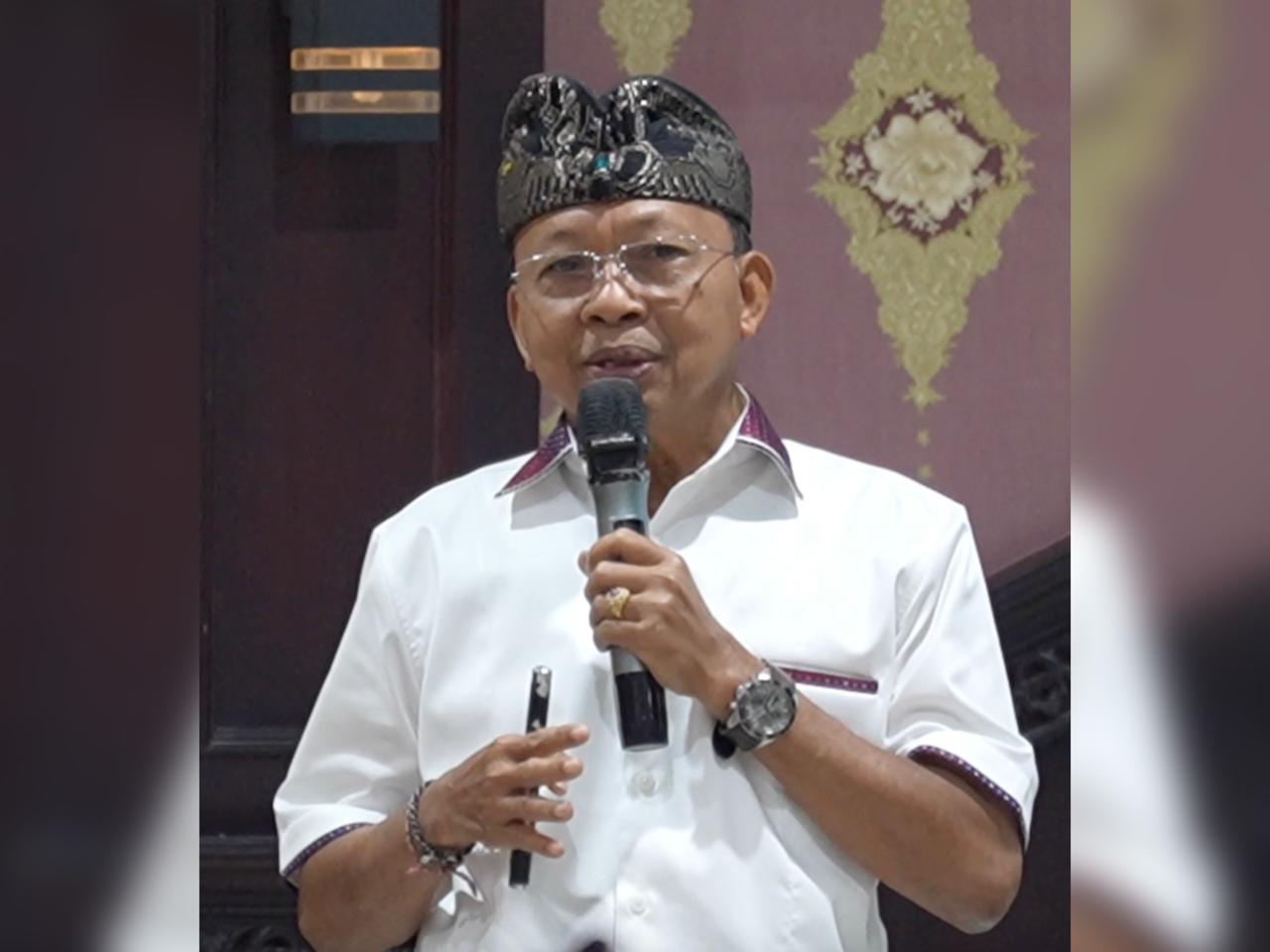 Gunernur Bali terpilih, Wayan Koster saat memaparkan materi arah pembangunan Bali ke depan dalam diskusi “Bali Mau Dibawa Kemana?” yang digelar oleh Paiketan Krama Bali, di auditorium kampus IPB Internasional, Denpasar, Sabtu (11/1/25). Sumber: tim/wacanabali.com