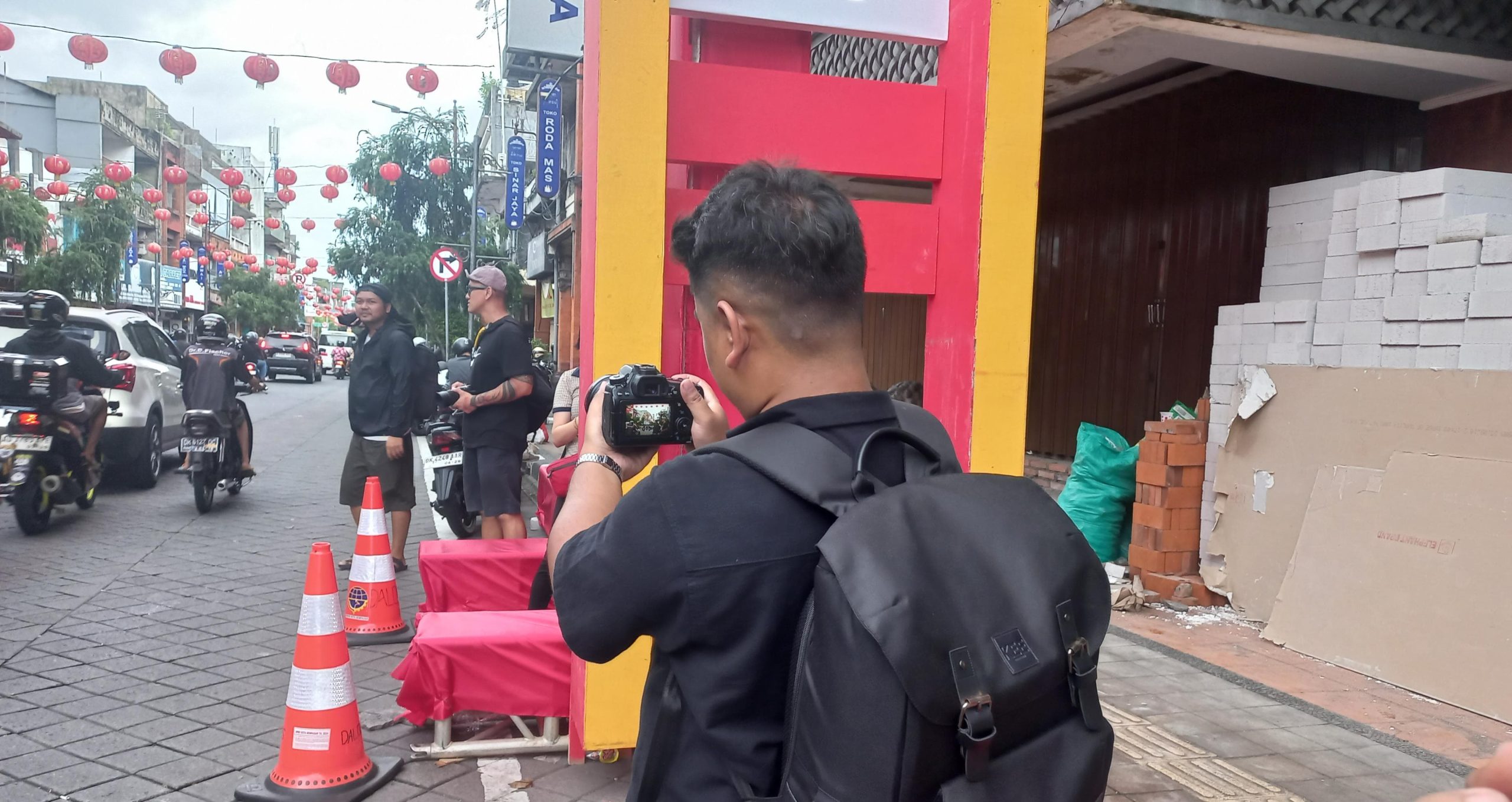 Foto: Aktivitas pemotretan yang dilakukan I Gede Wirata di Kawasan Gajah Mada, Denpasar menjelang Imlek. Sumber: Komang Ari/Wacana Bali.