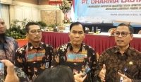 Direktur Lalu Lintas Perhubungan Laut, Dr Hartanto MH M.Mar (kanan) bersama Penasihat Utama sekaligus owner PT DLU Bambang Haryo Soekartono (tengah). Foto: tim/wacanabali.com