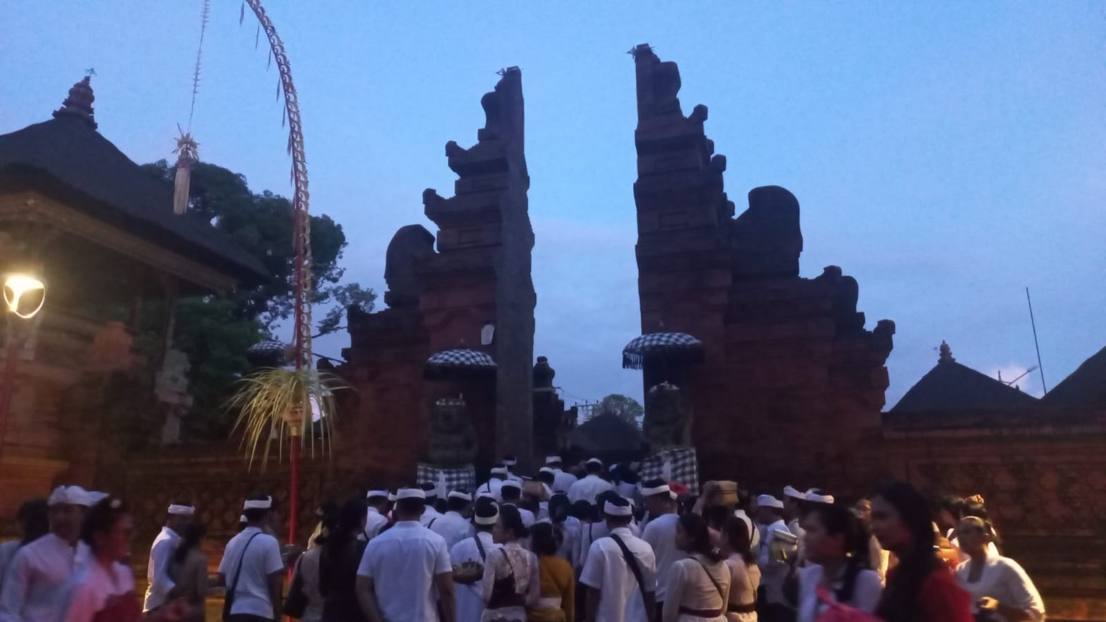 Foto: Suasana pemedek saat Siwaratri di Pura Agung Jagatnatha. Sumber: Komang Ari/Wacana Bali.