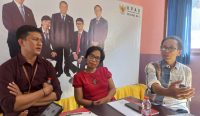 Foto: Ketua KPAD Bali Ni Luh Gede Yastini (tengah) saat memaparkan laporan KPAD Bali tahun 2024 di Denpasar, Jumat (17/1/25). Sumber: Komang Ari/Wacana Bali.