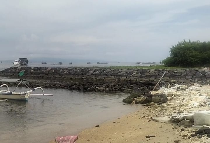 Foto : Tampak Jelas Ada Pembatas di pantai Serangan