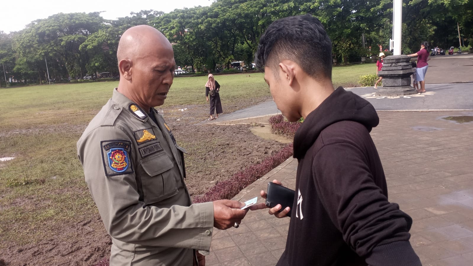 Foto: Satpol PP Denpasar melakukan pengawasan tren berburu Koin Jagat di sejumlah titik. Sumber: Istimewa.
