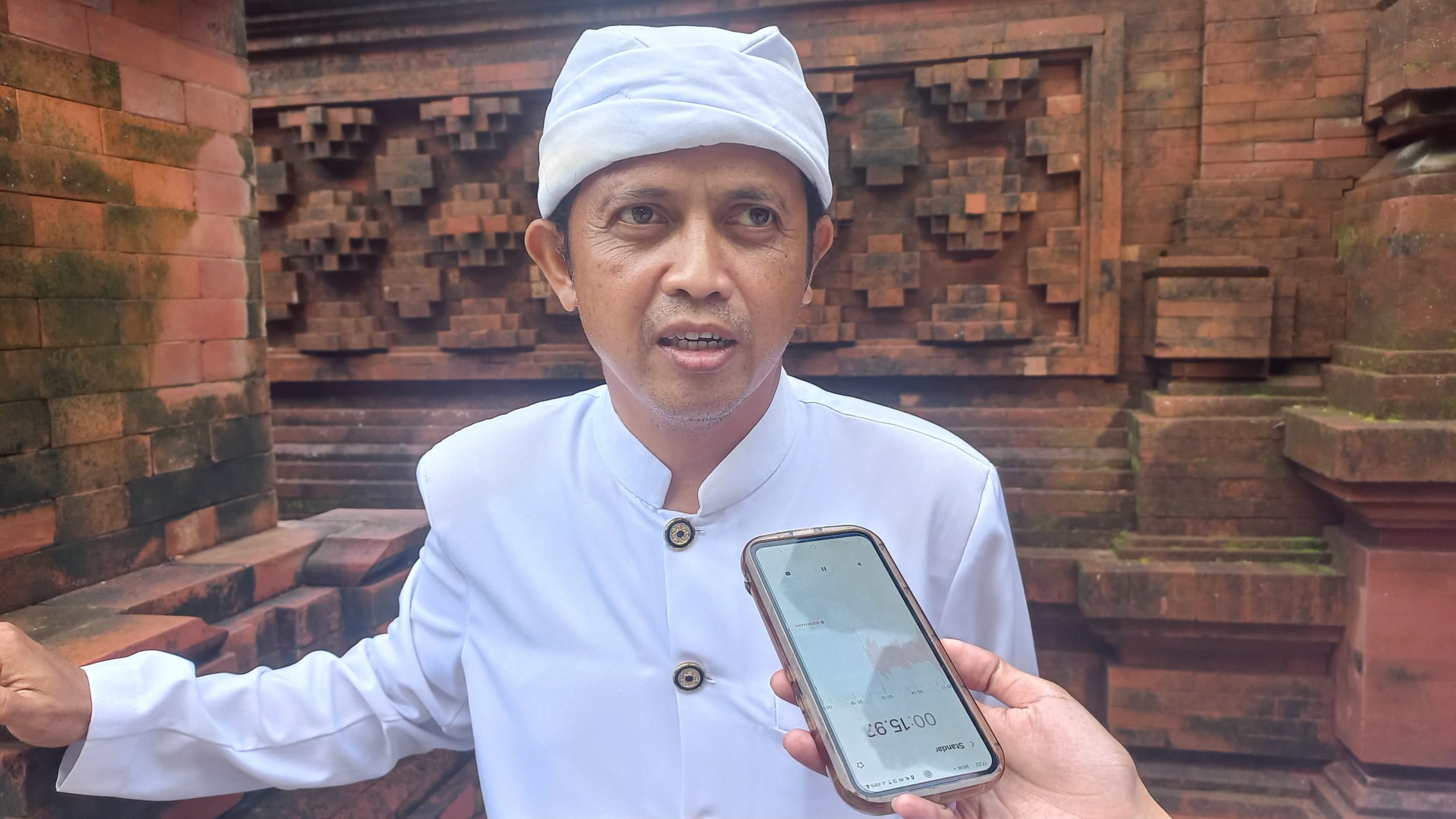 Foto: Pemangku/Jan Banggul Pura Agung Jagatnatha saat diwawancarai, Selasa (27/1/25). Sumber: Komang Ari/Wacana Bali.