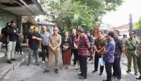 Wali Kota Denpasar, IGN Jaya Negara saat meninjau langsung bangunan ex Bank Komersil, Selasa (30/12/2024). Foto: dok/Pemkot Denpasar