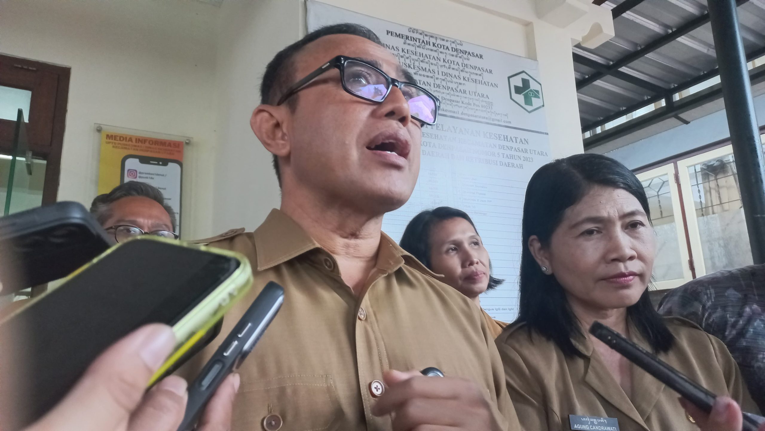 Foto: Wali Kota Denpasar, I Gusti Ngurah Jaya Negara saat meninjau program Cek Kesehatan Gratis (CKG) di Puskesmas 1 Denpasar Utara, Senin (10/2/25). Sumber: Komang Ari/Wacana Bali.