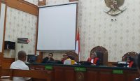 Foto: Saksi Camat Denpasar Selatan periode 2022-2024, I Made Sumarsana saat diperiksa di PN Denpasar. Sumber: Yulius N/wacanabali.com