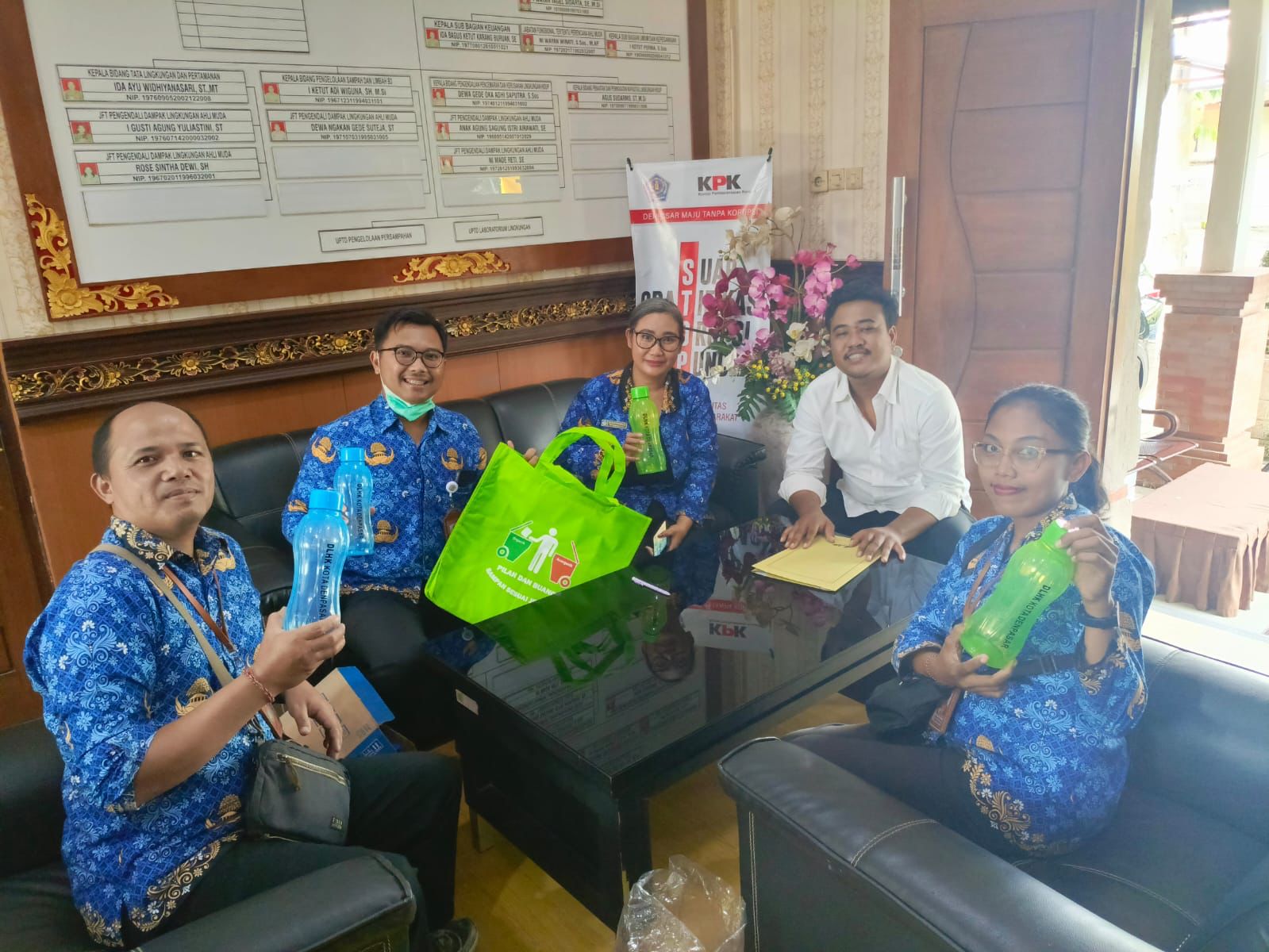 Foto: Penukaran sampah plastik dengan tumbler atau tas ramah lingkungan. Sumber: Istimewa.