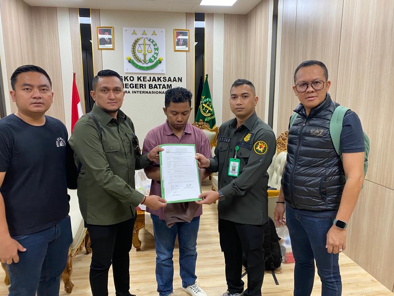 Tim SIRI pada Jaksa Agung Muda Intelijen Kejaksaan Agung RI bersama Tim Tabur Kejaksaan Tinggi Bali berhasil menangkap buronan Wayan Depa Yogiana di Pelabuhan Harbour Bay, Batam.