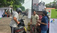 Foto: Penjualan elpiji 3 kg dalam kegiatan pasar murah yang digelar Kota Denpasar, Jumat (14/2/25). Sumber: Komang Ari /Wacana Bali.