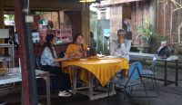 Foto: Penyanyi Shervi Boloorian dalam acara jumpa persnya di Denpasar, Jumat (14/2/25). Sumber: Komang Ari/Wacana Bali.