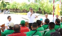 Foto: Walikota Denpasar, I Gusti Ngurah Jaya Negara bersama Wakil Walikota Denpasar, I Kadek Agus Arya Wibawa saat mengumumkan kenaikan gaji supir truk sampah DLHK Kota Denpasar, Rabu (26/2) di DPU (Pusat Daur Ulang) Kota Denpasar.