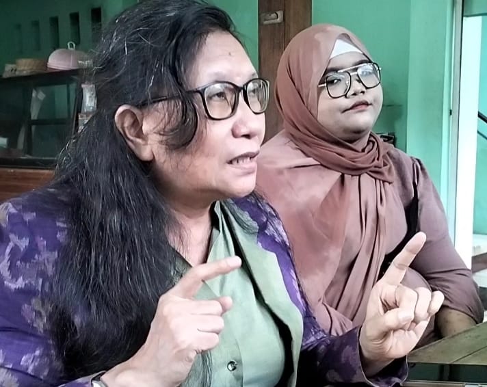 Foto: Pengacara Siti Sapurah alias Ipung ditemui usai pemeriksaan di Propam Polda Bali. Sumber: Yulius N/wacanabali.com