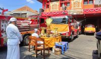 Foto: Suasana persembahyangan di Dinas Damkarmat Kota Denpasar saat Hari Tumpek Landep. Sumber: Komang Ari/Wacana Bali.