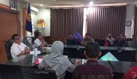 Foto: Para penumpang TMD mendatangi kantor Dishub Bali, Rabu (19/2/25). Sumber: Komang Ari/Wacana Bali.