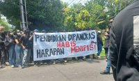 Foto: Ratusan mahasiswa menggelar aksi bertajuk "Indonesia Gelap Darurat Pendidikan" di Kantor DPRD Bali, Senin (17/2/25). Sumber: Komang Ari/Wacana Bali.