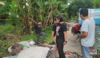 Foto: Polisi selidiki penemuan mayat pria asal Banyuwangi di Jalan Pura Demak V, Denpasar Barat. Sumber: Yulius N/wacanabali.com