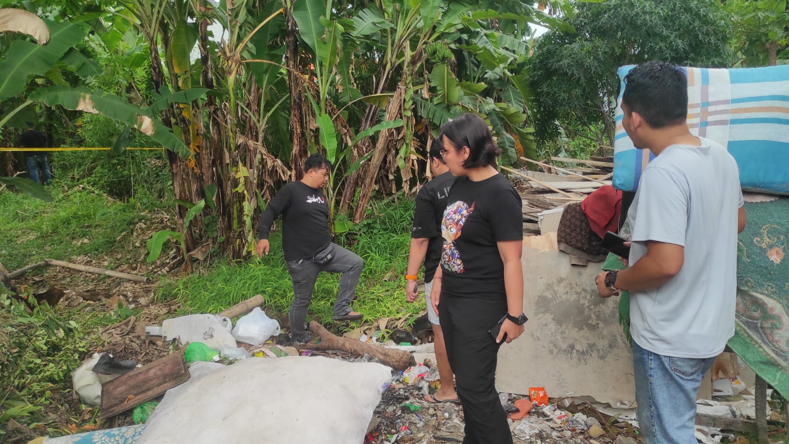 Foto: Polisi selidiki penemuan mayat pria asal Banyuwangi di Jalan Pura Demak V, Denpasar Barat. Sumber: Yulius N/wacanabali.com