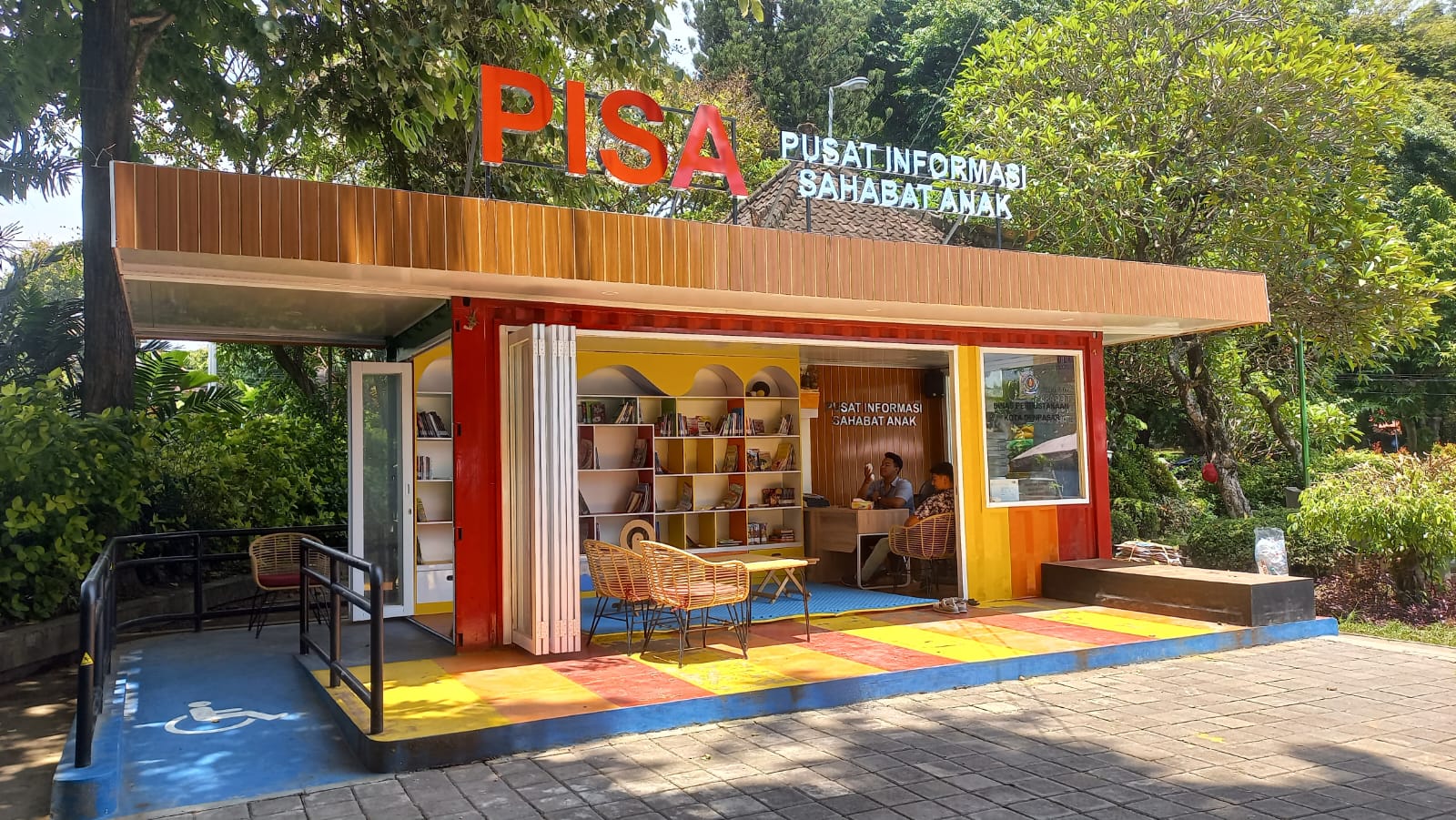 Foto: Perpustakaan Kontainer di Lapangan Puputan Badung. Sumber: Komang Ari/Wacana Bali.