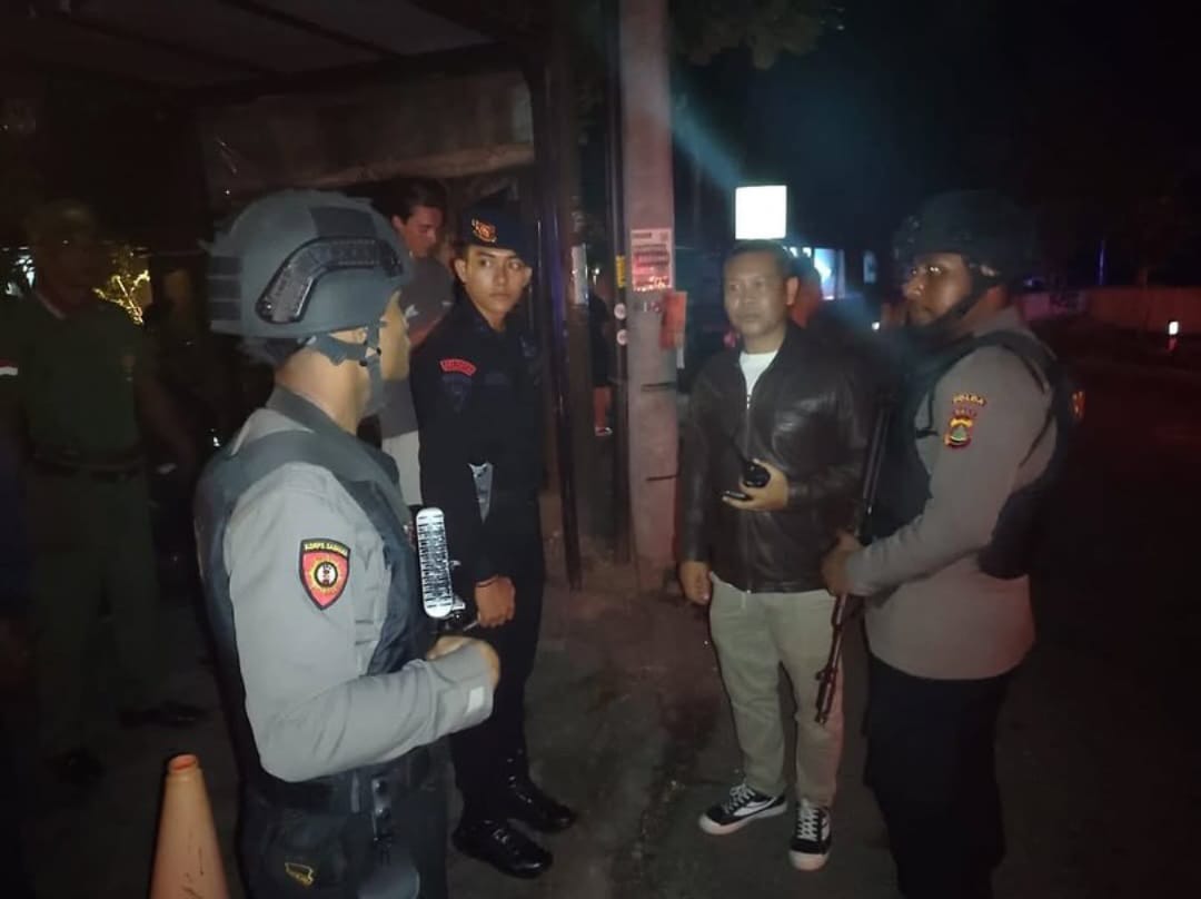 Foto: Pihak kepolisian tengah melakukan pengamanan di lokasi kejadian aksi pengroyokan di Labuan Sait, Pecatu. Sumber: dok/Polresta Denpasar.
